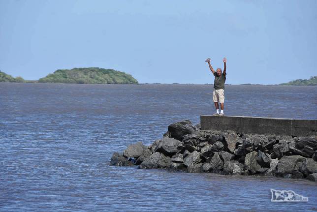 O Joca, pai do Rodrigo, em pier numa praia do Rio da Prata, em Colonia del Sacramento, no sul do Uruguai